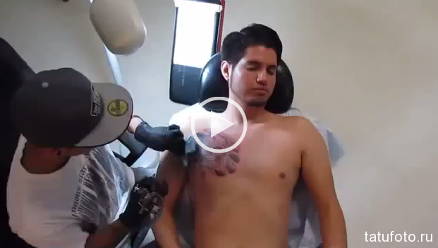 Видео: как делают тату на груди с черепом