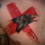 тату ворон и красный крест на фото