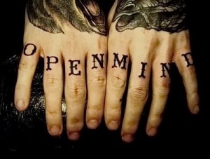 Фото тату с надписью 'Open Mind' на пальцах рук. Черные буквы четкого шрифта расположены на тыльной стороне пальцев.
