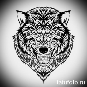 Черно-белый эскиз тату: голова волка в стиле трайбл с острыми зубами и выразительным взглядом. Изображение выполнено четкими линиями и геометрическими формами.