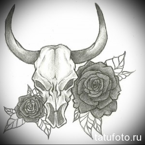 Рисунок татуировки черепа быка, украшенного пышными розами. Сочетание мрачной символики и нежности цветов.