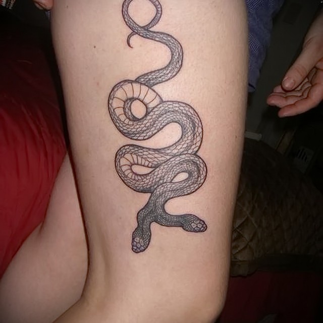С чем совмещают татуировку со змеей? 