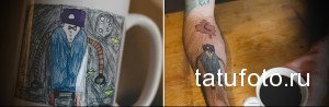 Фото детского рисунка на кружке и его точной копии в виде татуировки на руке, выполненной в наивном стиле.