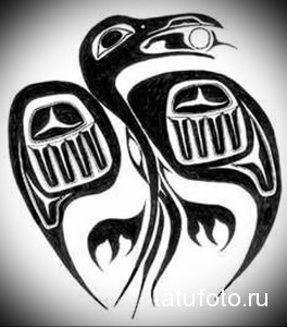 Фото эскиза татуировки: два ворона, выполненные в черном цвете в стиле традиционной графики. Детальный рисунок татуировки.