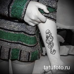 Фото тату Василиска на запястье. Черно-белый рисунок татуировки, вдохновленный фильмами о Гарри Поттере.