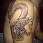 татуировка змеи на плече 1