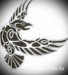 Фото эскиза татуировки с изображением стилизованного ворона в полете, выполненного в минималистичном стиле с использованием четких линий и геометрических форм.