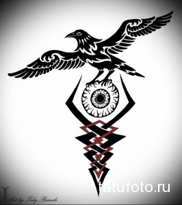 Фото эскиза татуировки с изображением ворона, летящего над стилизованным глазом, окруженным кельтскими узорами и красными акцентами.