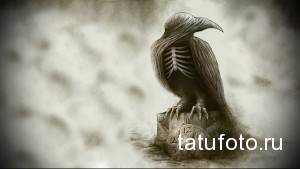 Фото эскиза татуировки с изображением ворона, у которого виден скелет, сидящего на сломанных часах. Мрачный и готический рисунок в черно-серых тонах.