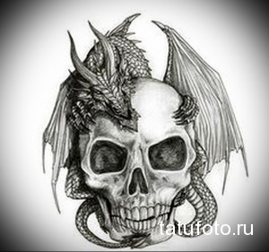 Фото тату дракона, обвивающего человеческий череп. Изображение выполнено в технике реалистичной графики с использованием теней и полутонов.
