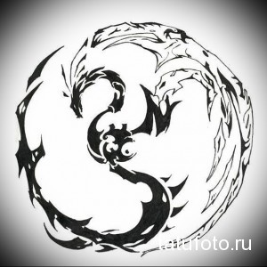Черно-белое фото тату дракона, заключенного в круг. Изображение символизирует гармонию, защиту и бесконечность.