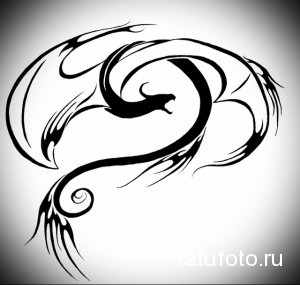 Черно-белое фото тату дракона в минималистичном стиле. Изображение отличается плавностью линий и изящным дизайном.