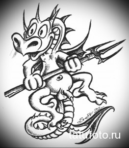 Черно-белое фото тату забавного дракона с трезубцем. Изображение выполнено в мультяшном стиле.