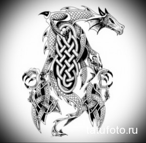 Черно-белый эскиз татуировки дракона, выполненный в кельтском стиле. Сложные переплетения и узлы создают завораживающий и мистический образ.