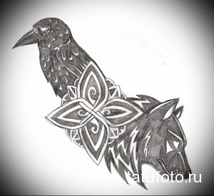 Черно-белый эскиз татуировки: голова волка и ворон объединены кельтским узором. Сложный орнамент и четкие линии.