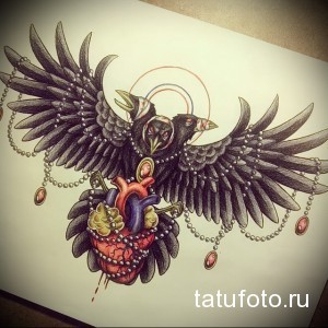 Эскиз татуировки: черный ворон держит в клюве человеческое сердце, обвитое жемчужной нитью. Красные брызги краски добавляют драматизма.