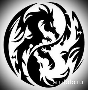 Черно-белое фото тату дракона в форме Инь и Ян. Символизирует баланс и гармонию противоположностей.