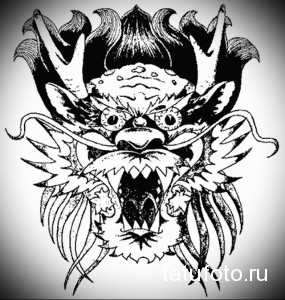 Черно-белый эскиз татуировки дракона с открытой пастью, острыми зубами и свирепым взглядом. Подходит для сильных и уверенных в себе людей.
