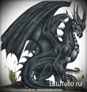 Черно-серая реалистичная татуировка дракона с детально прорисованными чешуйками, крыльями и глазами. Идеально для спины или бедра.