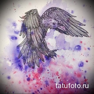 Фото тату: Эскиз татуировки с изображением летящего ворона, выполненного в акварельной технике. Разноцветные брызги краски.