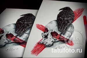 Черно-белый эскиз татуировки с изображением ворона, сидящего на черепе, с красными линиями, символизирующими энергию и страсть.