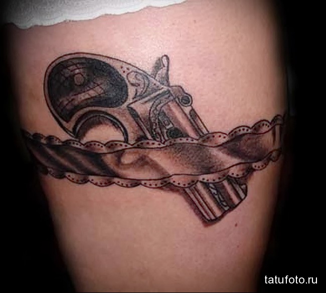 женский пистолет в чулках - пример татуировки - tatufoto.com