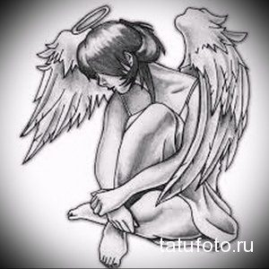 Фото черно-белой татуировки с изображением грустной девушки с крыльями ангела, сидящей в позе отчаяния. Эмоциональный рисунок татуировки.