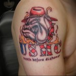 Фото тату бульдога в военной форме USMC с огнем и надписью 'Death before dishonor' на плече.