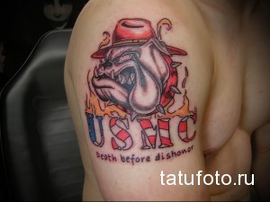 Фото тату бульдога в военной форме USMC с огнем и надписью 'Death before dishonor' на плече.