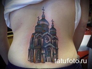 Цветная татуировка на боку женщины с изображением православного храма с куполами и крестами. Детализированный рисунок.