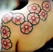 татуировка с цветами на плечах девушки