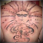 татуировка солнце и символы - большая татуировка на всю спину для мужчины