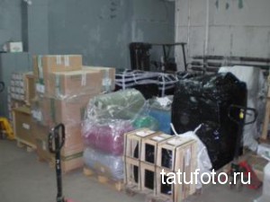 Фото склада с упакованными материалами для тату: коробки, пленка, паллеты. Подготовка к работе в тату-салоне.