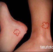 парная тату с листами канадского клена на ногу