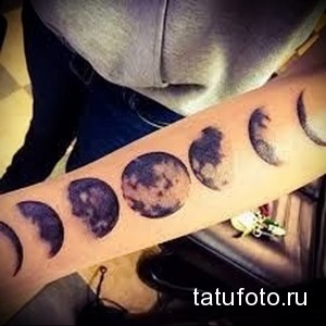 Фото тату с изображением фаз луны, расположенных на руке. Простой и стильный рисунок татуировки в черном цвете.