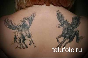 Фото двух татуировок пегасов на спине мужчины. Один пегас светлый, другой темный, оба в полете.