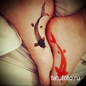 Фото парных тату карпов кои на лодыжках. Один карп черный, другой красный, символизирующие инь и янь.