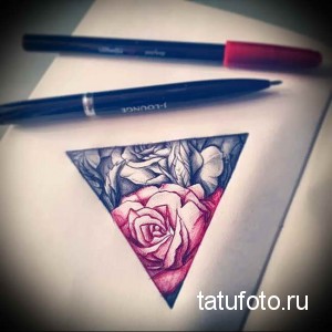Фото тату: Эскиз татуировки с изображением красных и белых роз в треугольнике, выполненный в стиле акварели и графики.