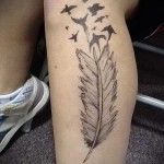 белое перо и птицы в татуировке на ногу (икры)