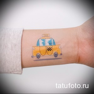 Фото тату с изображением желтого такси в детском стиле на запястье. Нежный и оригинальный рисунок татуировки.