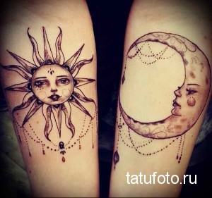 Фото парных тату на предплечьях: одно изображение солнца, другое – луны, выполненные в черно-белом стиле с тонкими линиями и деталями. Красивый рисунок татуировки.
