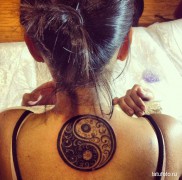 красивая татуировка с символом инь янь на спину девушке