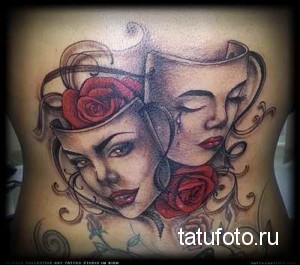Фото тату на спине: две маски (смех и плач), красные розы, символизм, драматичный стиль.