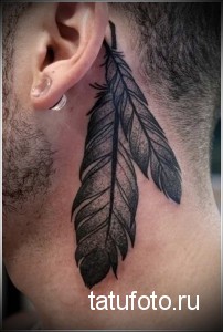 Фото маленькой татуировки пера на шее. Детализированный рисунок с использованием точек и штрихов. Идеально для любителей минималистичных тату.