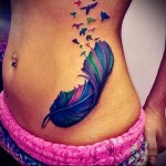 перо и птицы в татуировки на живот и бок для девушки