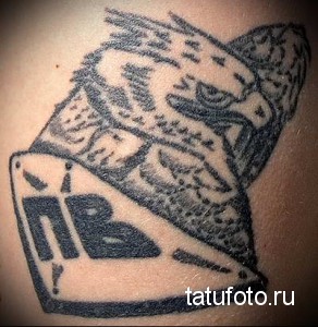Фото тату: черно-белая татуировка в стиле олд скул с изображением игральных карт и черепа, выполненная на руке.