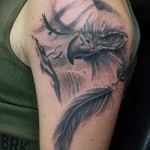 татуировка перо орла и голова орла на руку