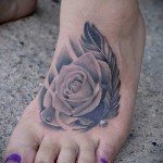 татуировка роза и перо на ногу