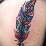 татуировка с разноцветным перышком для девушки - тату перо фото