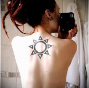 татуировка солнце между лопаток красивой молодой девушки — фото селфи в зеркало